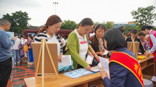 成都银行携手社区举办“手牵手防诈骗，心连心建和谐”母亲节感恩嘉年华