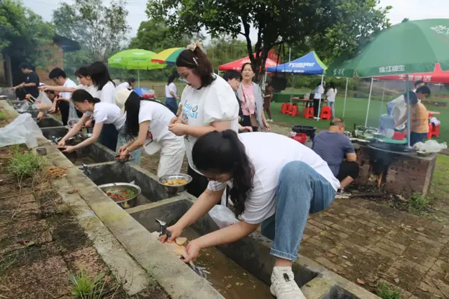 【青春当燃 有我在场】湘潭县人民医院开展五四青年节团建拓展活动