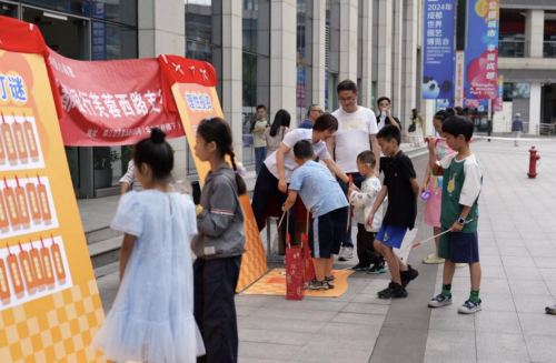 成都银行芙蓉西路支行积极参与未成年人保护宣传活动 共筑未成年人保护新篇章