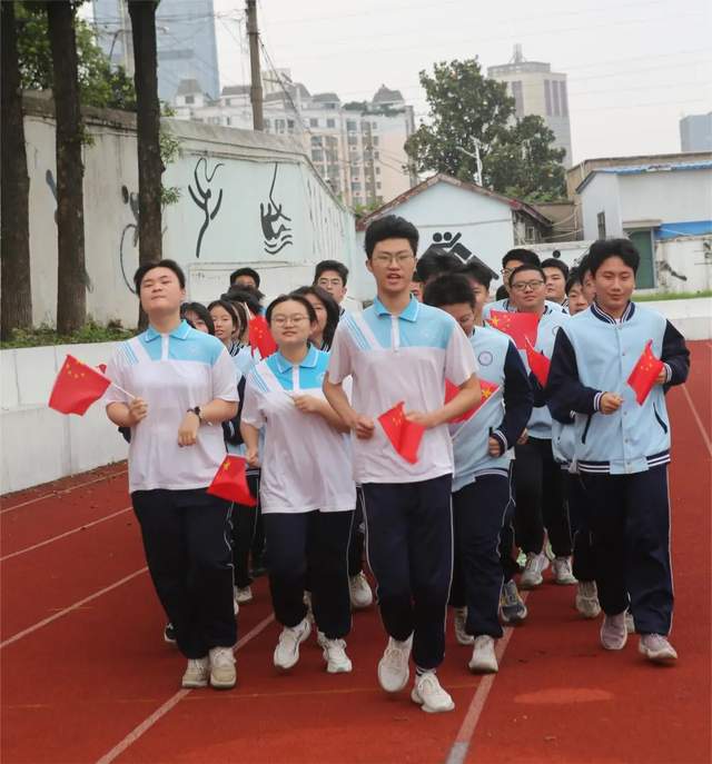 湘潭市第三中学举行“筑梦前行，共赢高考”加油仪式