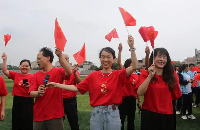 湘潭市第三中学举行“筑梦前行，共赢高考”加油仪式