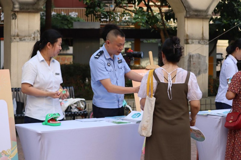 警企联动 反诈同行 成都银行涧槽中街支行组织开展反诈宣传活动