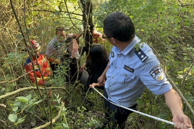 云南曲靖：2名游客受伤被困山中 消防彻夜搜寻成功营救